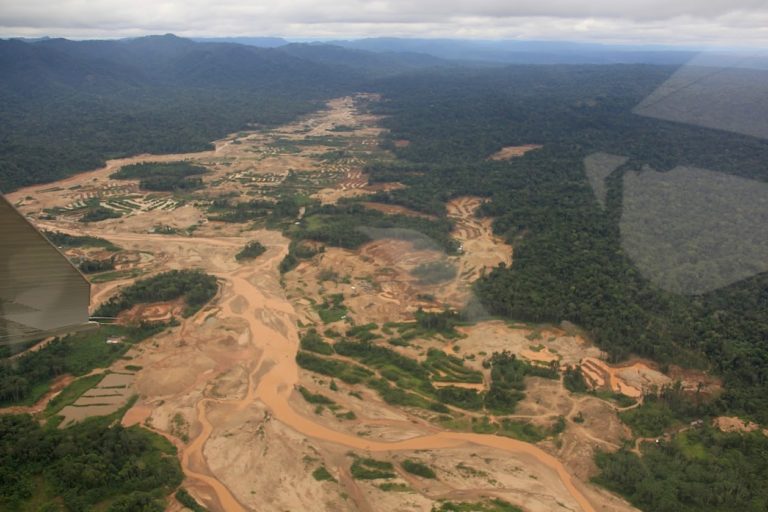 FOTO 5 - Más de 180 toneladas de mercurio son arrojadas anualmente al suelo, al aire y al agua de Madre de Dios, según un estudio de la ONG canadiense Artisanal Gold Council.