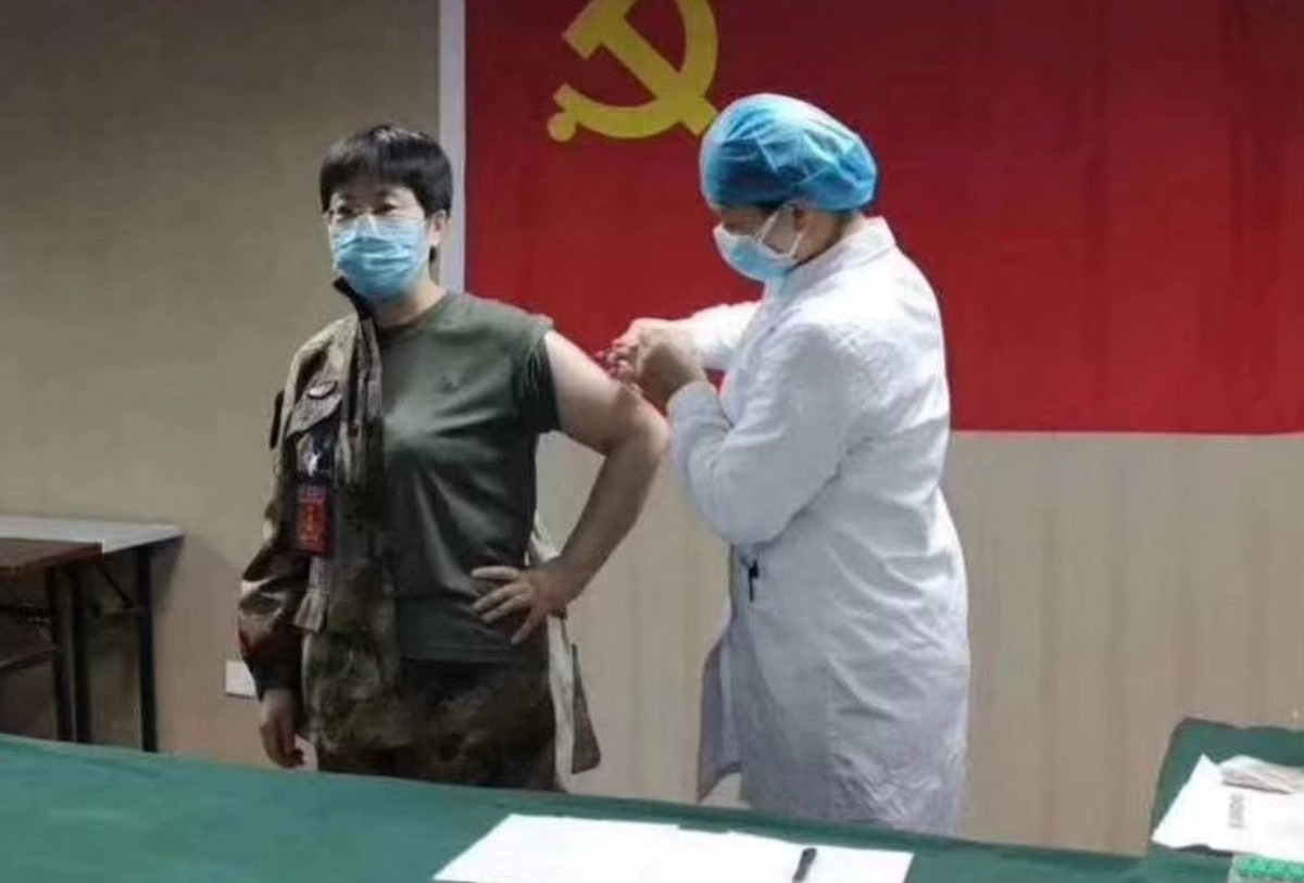 A Chinese Doctor Injected Herself With an Untested Coronavirus Vaccine