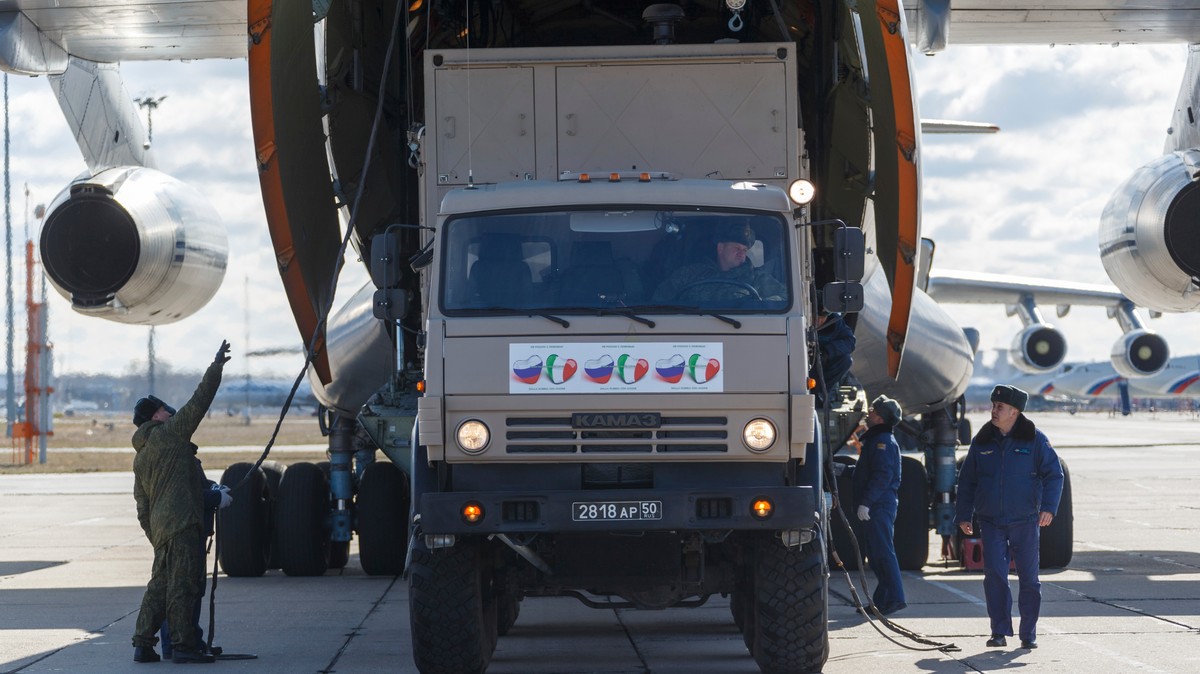 Trump Thinks It's ‘Very Nice’ of Putin to Send That Giant Plane Load of Coronavirus Aid