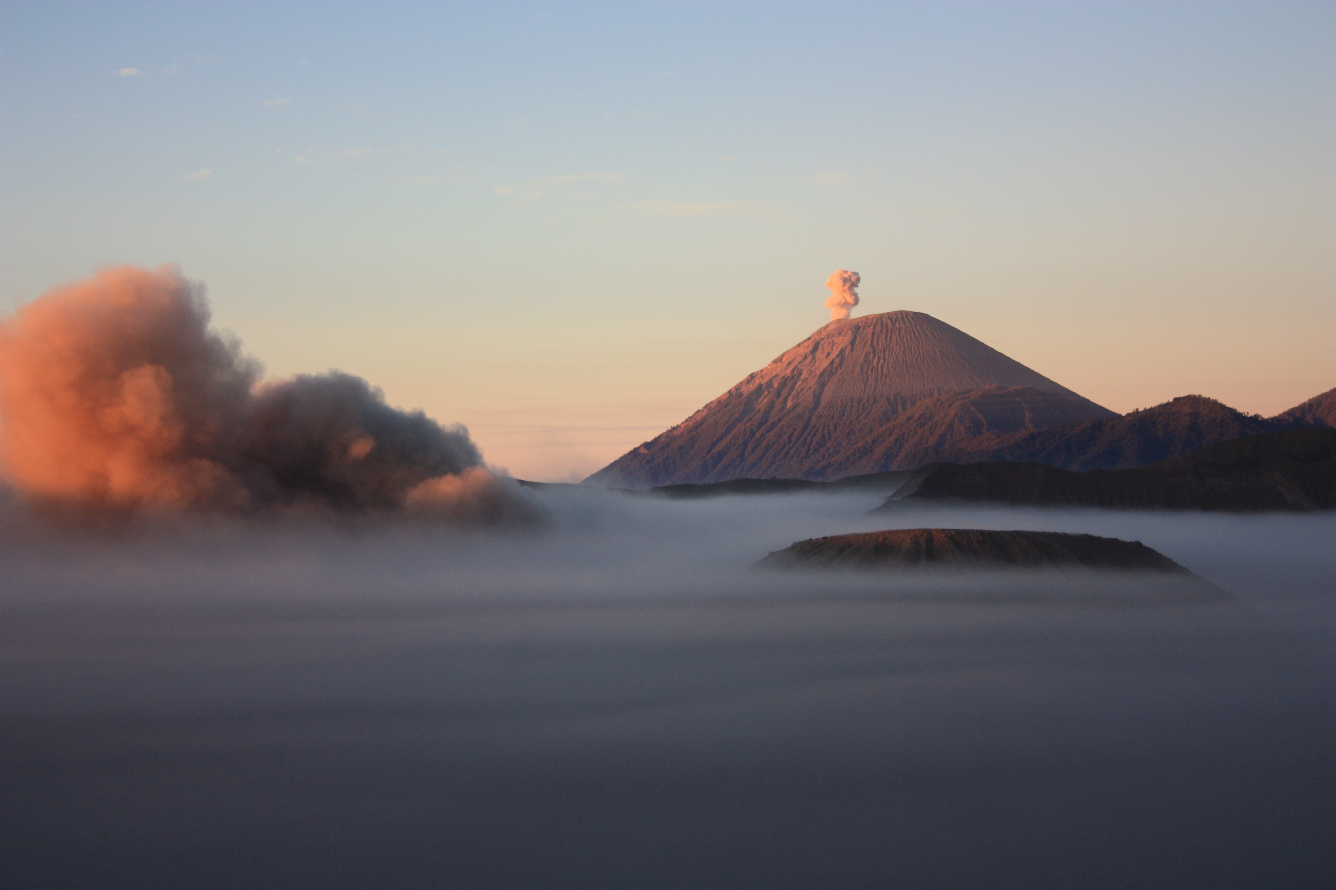  Semeru  Meletus Rangkaian Gunung  Cincin Api Indonesia