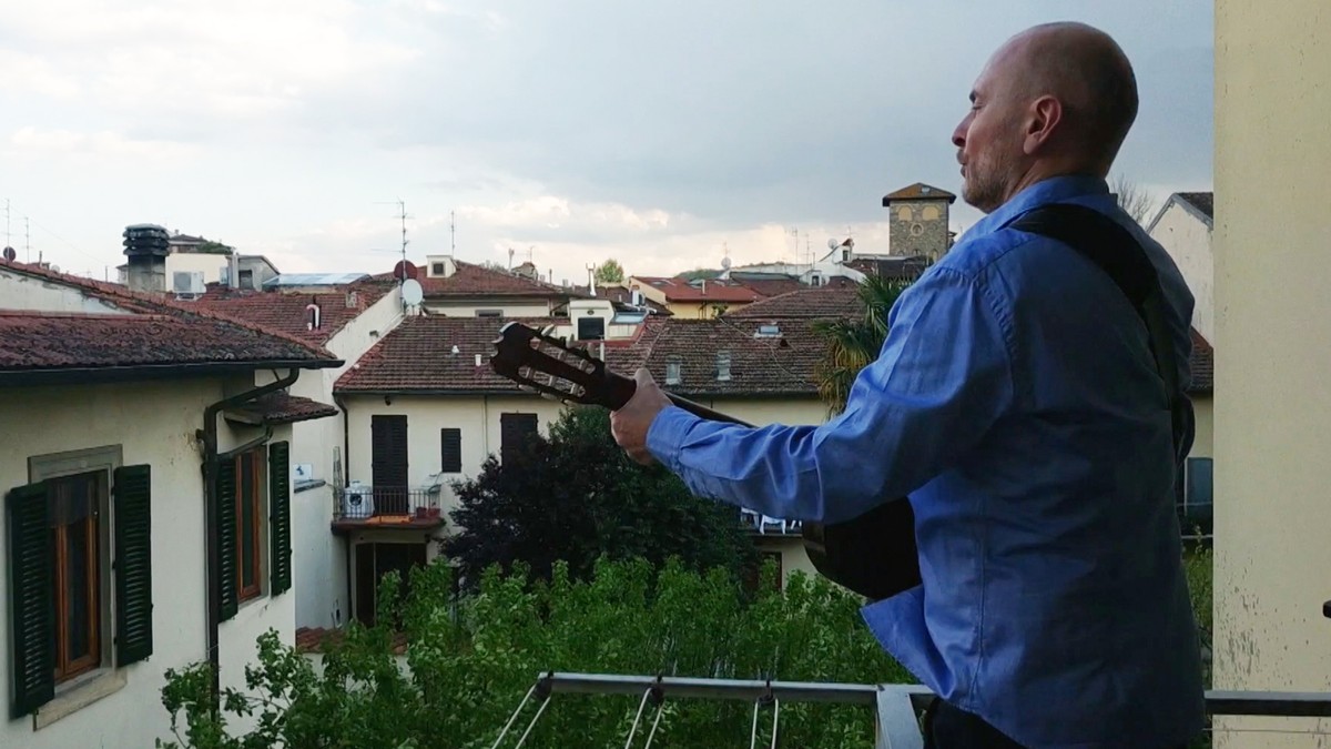 , That Viral Italian Opera Singer Took Time Off to Mourn a Friend — And Now He’s Back on His Balcony, Saubio Making Wealth