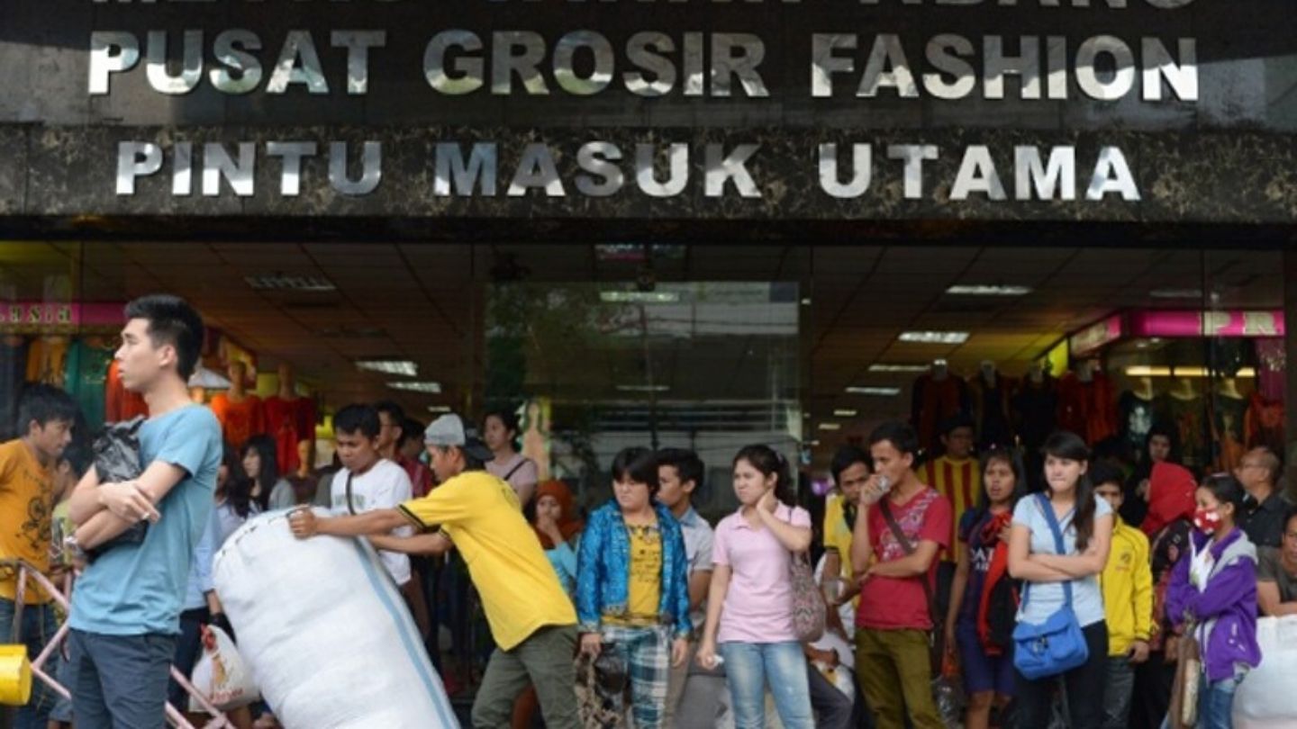  Saat  Pandemi  Corona Warga tetap keluar rumah beli  baju  