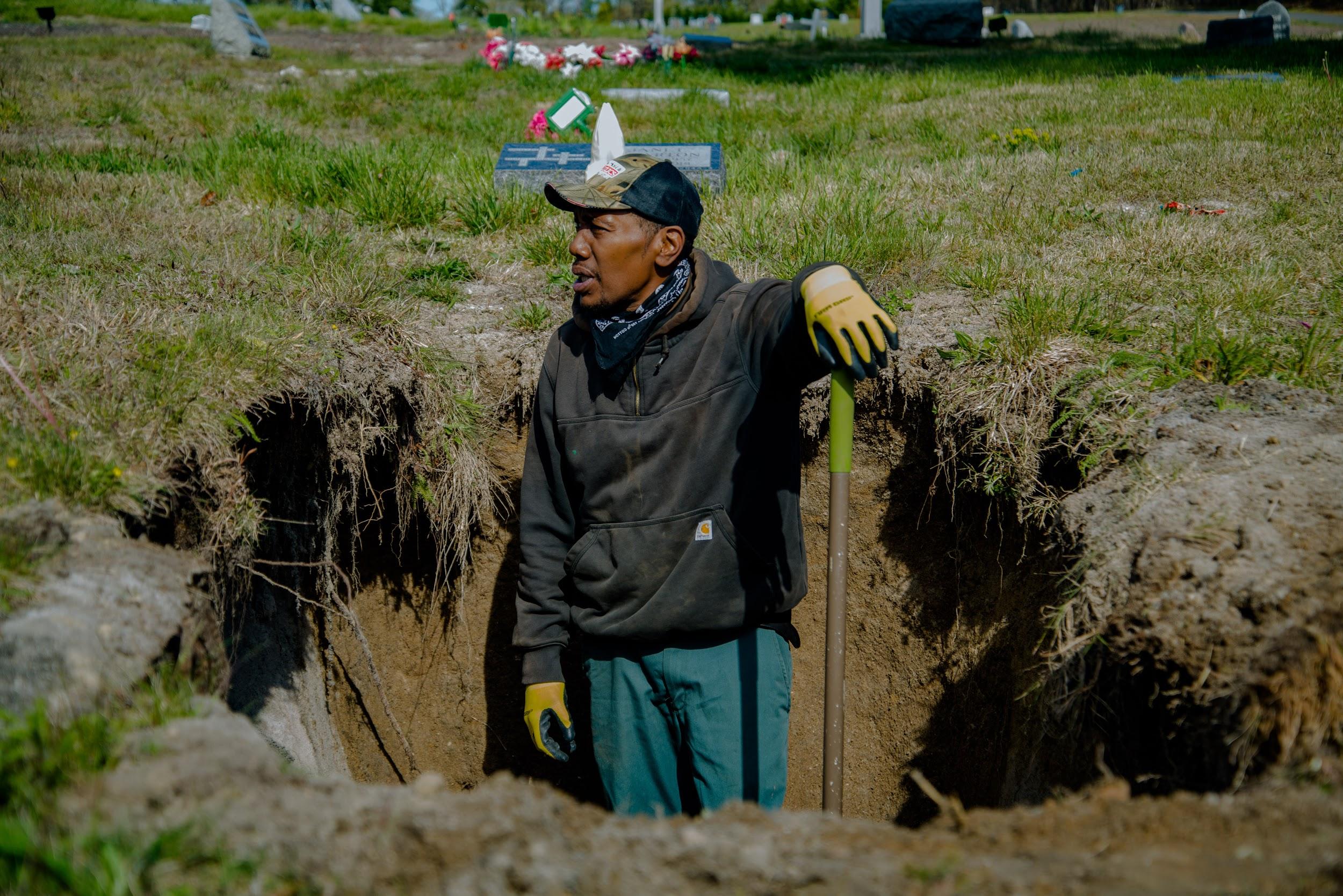 photos-what-it-s-like-to-be-a-gravedigger-during-a-pandemic