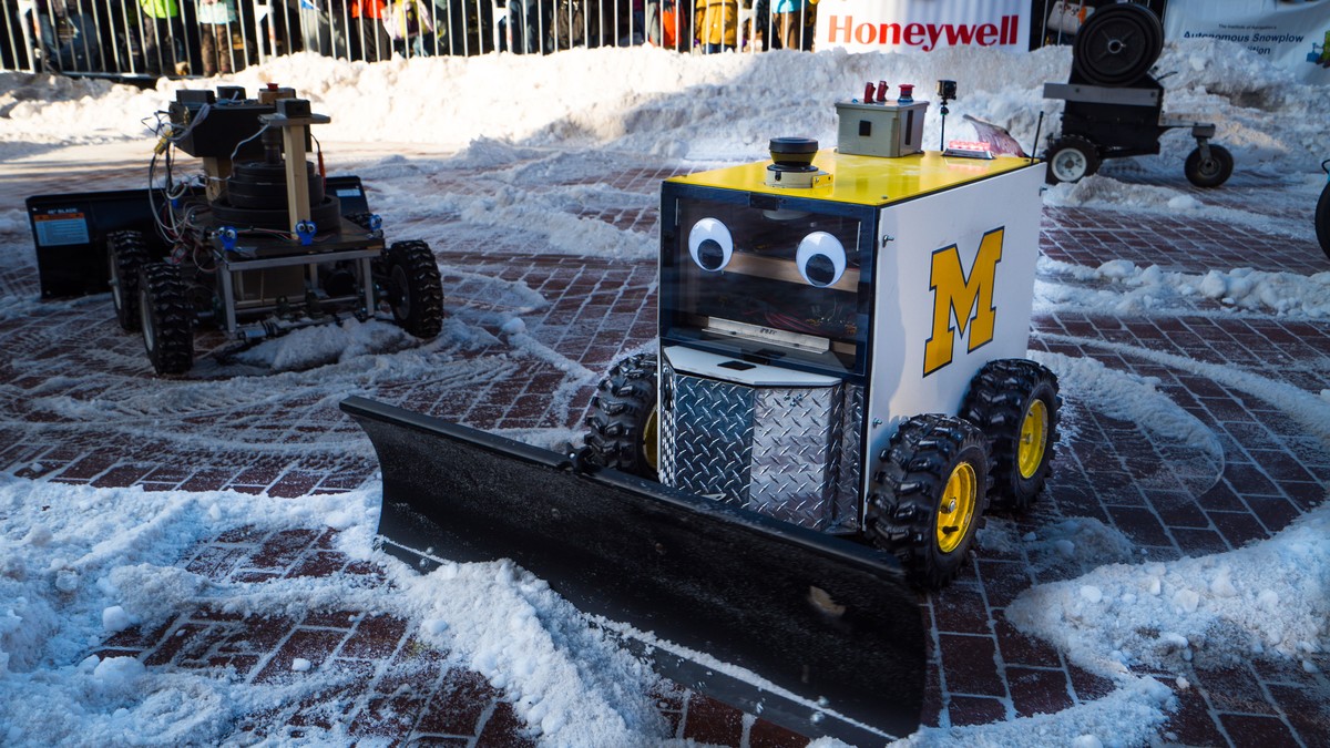Снегоуборщик 8000. Робот снегоуборщик Omi plow. Робот снегоуборщик Roofer. Снегоуборщик аккумуляторный Omi Robotics Omi plow самоходный. Беспилотный снегоуборщик.
