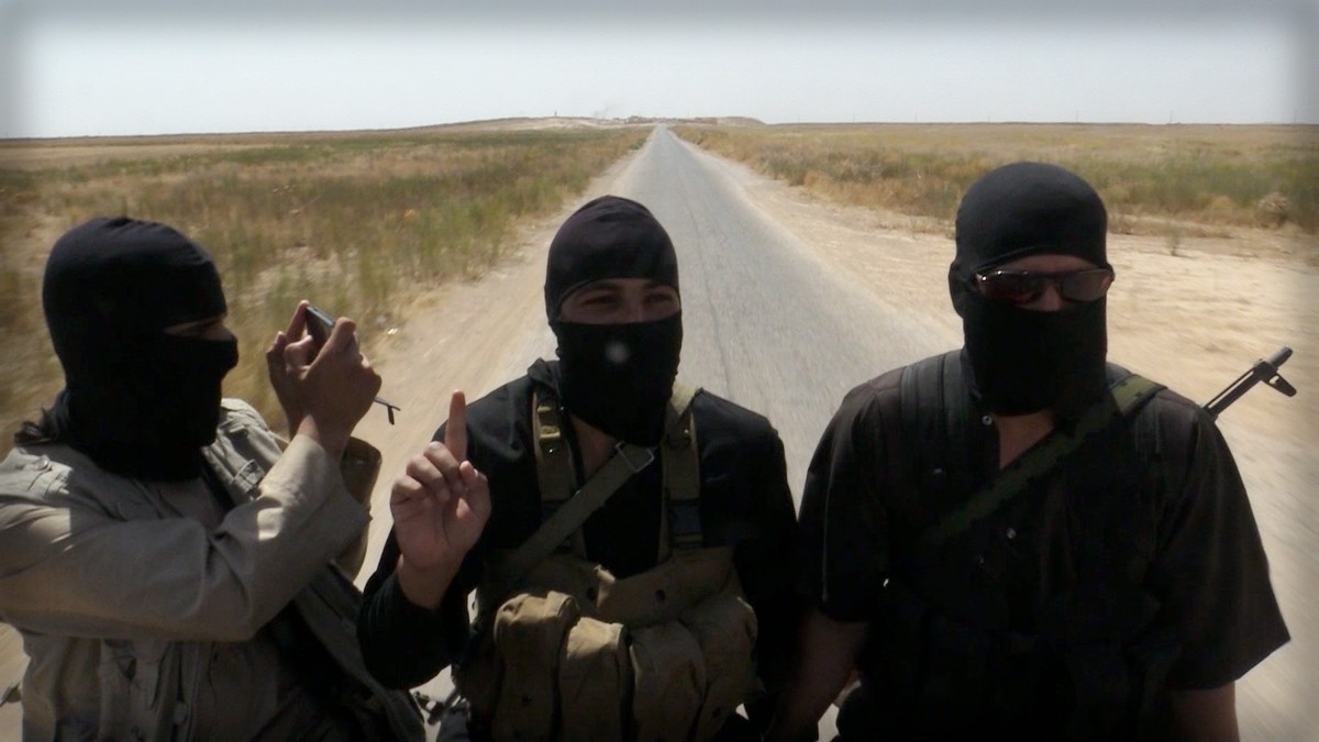 Фото террористов на фоне флага игил. Мусульманские боевики. Враги Исламского государства.